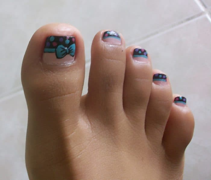 Bow and Polka Dots Toe Nails Art