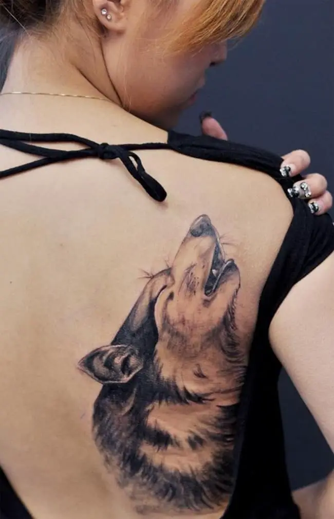 Trendy Howling Wolf Tattoo on Back for Women