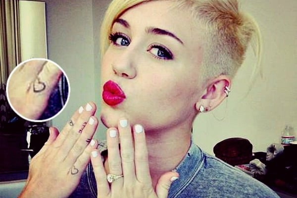 miley-cyrus-heart-shaped-tattoo-designs-on-finger