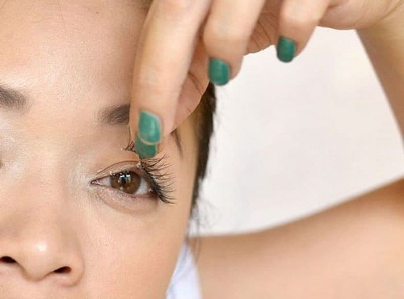 how to remove false eyelashes