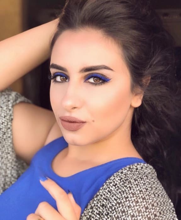 eye makeup with blue eyeliner
