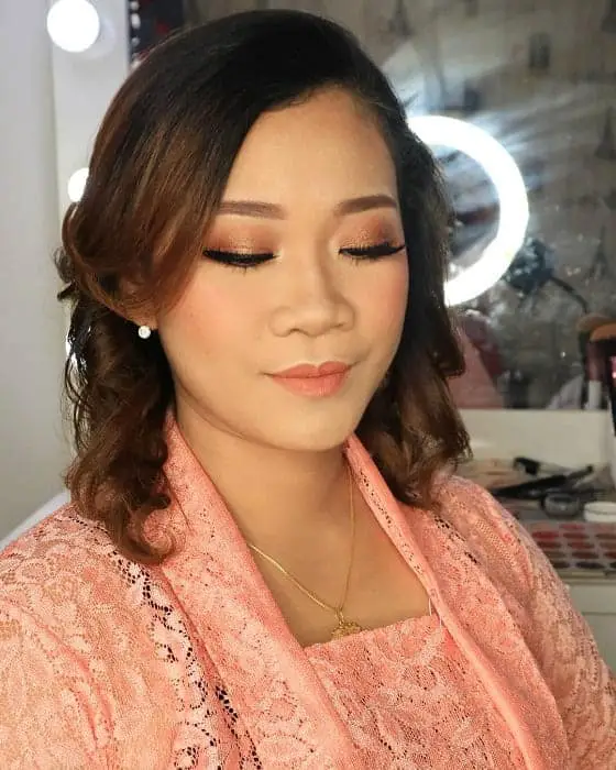 smokey makeup with peach eyeshadow